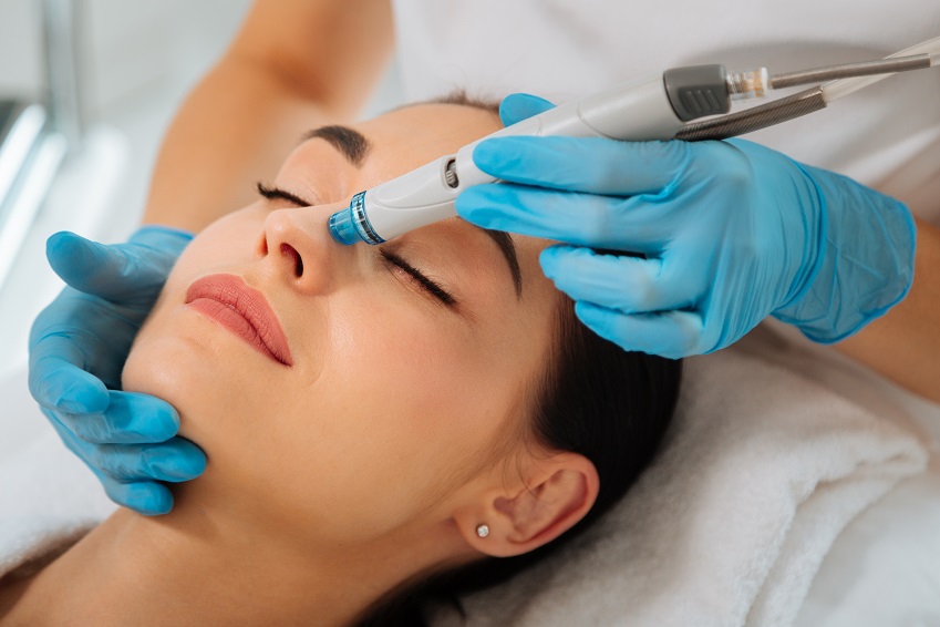 HydraFacial Behandlung an der Nase im Gesicht.